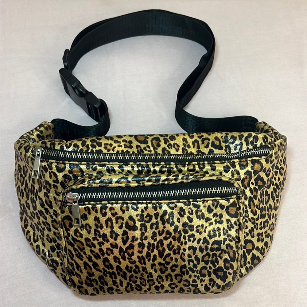GeeStock Large Leopard Print Pouch NWOT
